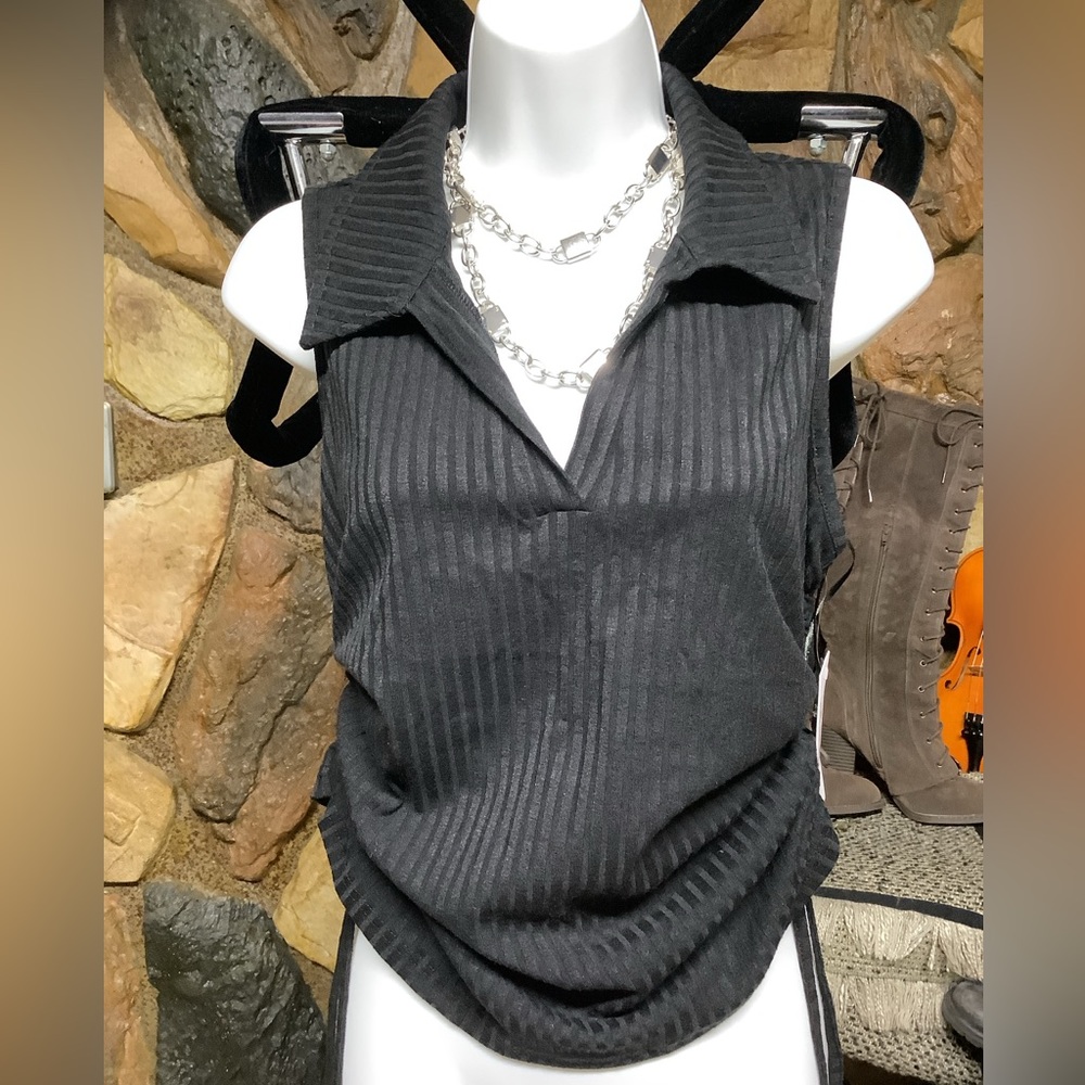 Collared sleeveless side ruched top